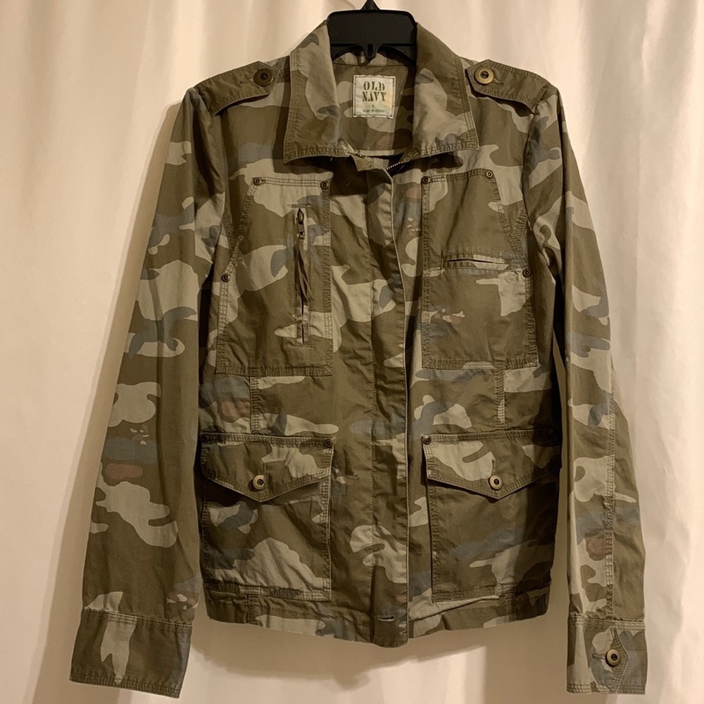 Old Navy Ladies Large Camouflaged Zip Front Pockets Ties in Back Jacket
